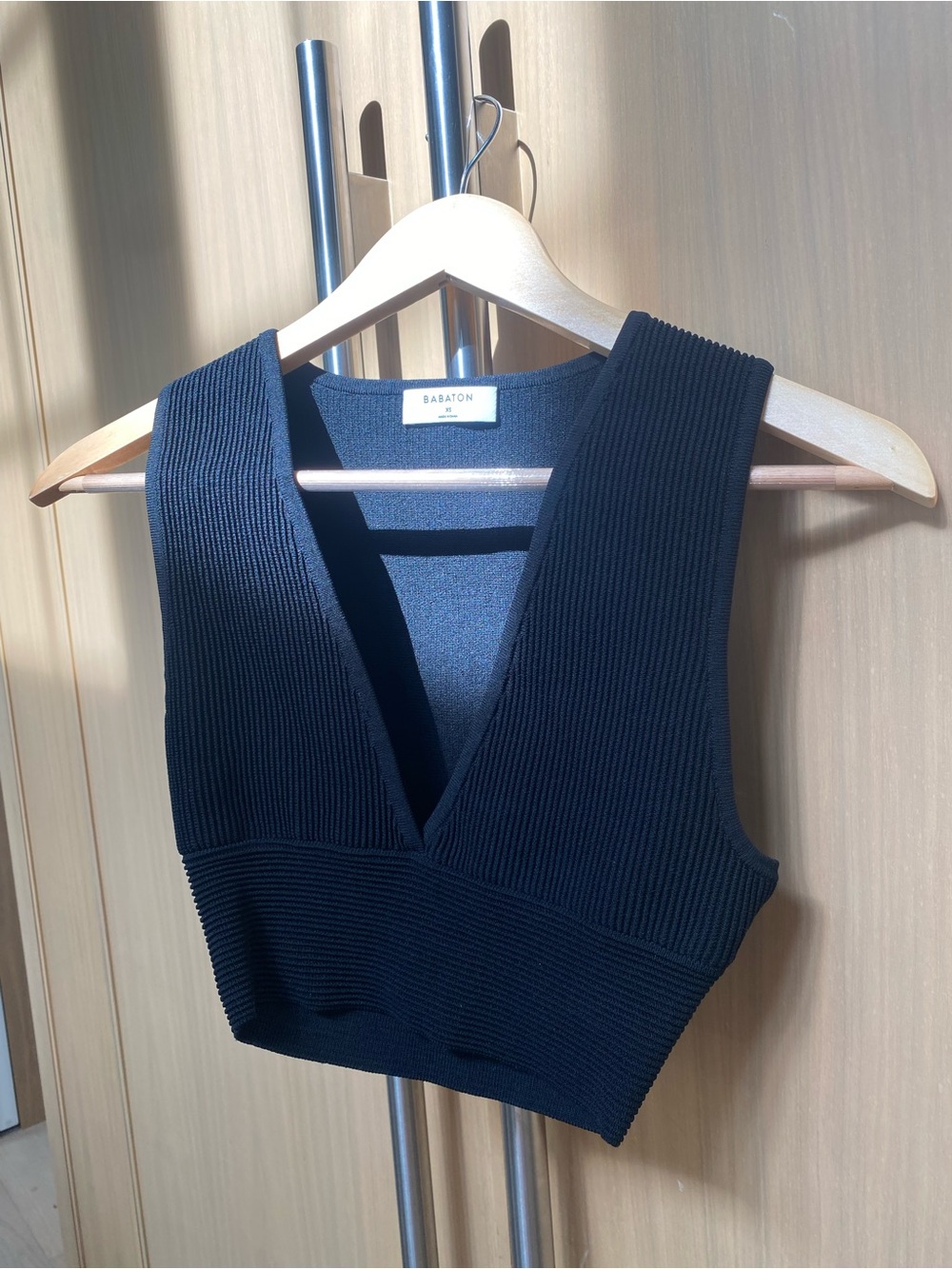Babaton Black Ribbed V-Neck Knit Crop Top XS